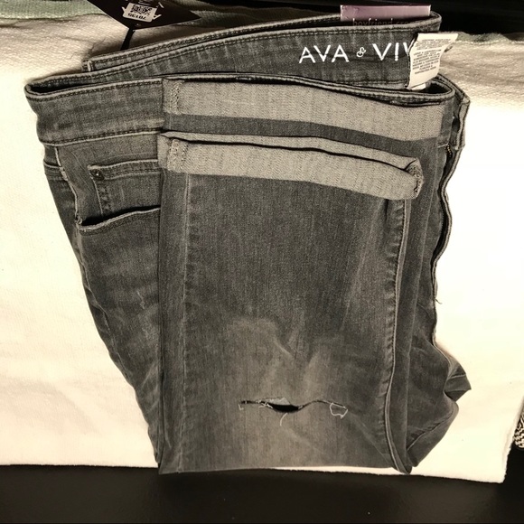 NWT Ava & Viv Boyfriend Distressed Crop - Picture 3 of 5